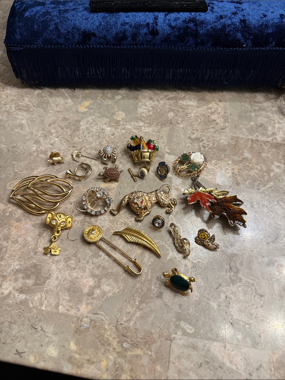 Vintage lot of 20 unique brooches and pins all gold tone some marked 50s-90s